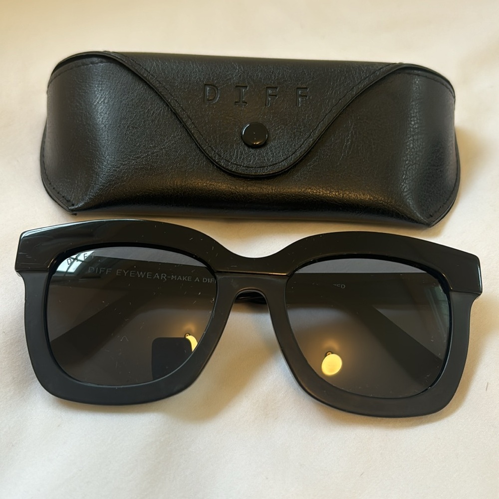 Diff 2 For 1 Oversized Sunglasses! Black And Cream - image 3